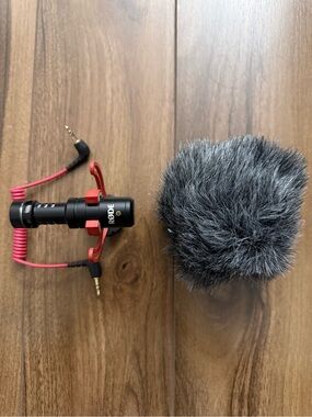 RODE Shotgun Mic Compact On-Camera Microphone - Black with Red Shock Mount